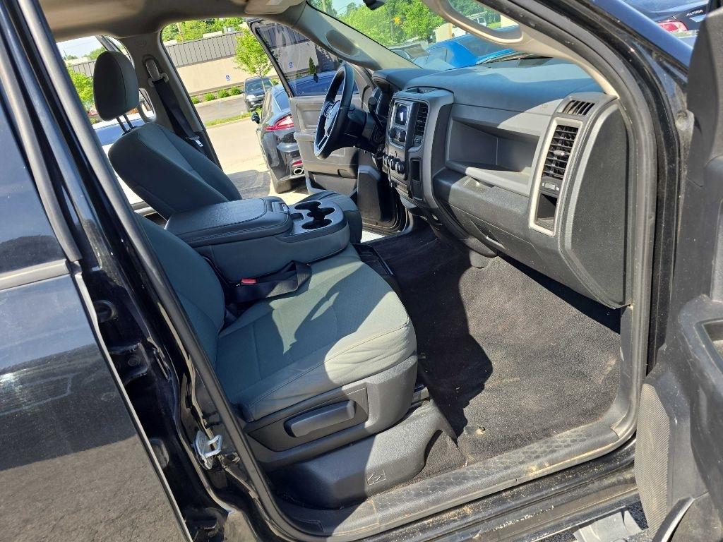 RAM 1500 4WD Crew Cab 140.5" ST 2015
