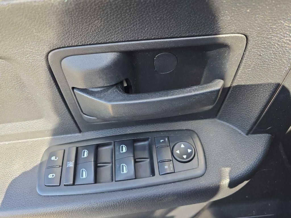 RAM 1500 4WD Crew Cab 140.5" ST 2015