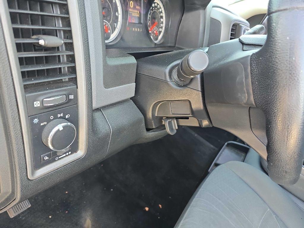 RAM 1500 4WD Crew Cab 140.5" ST 2015