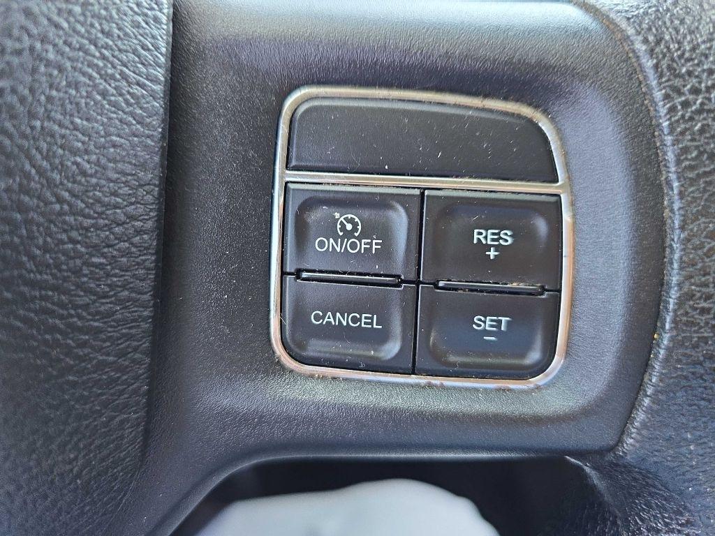 RAM 1500 4WD Crew Cab 140.5" ST 2015
