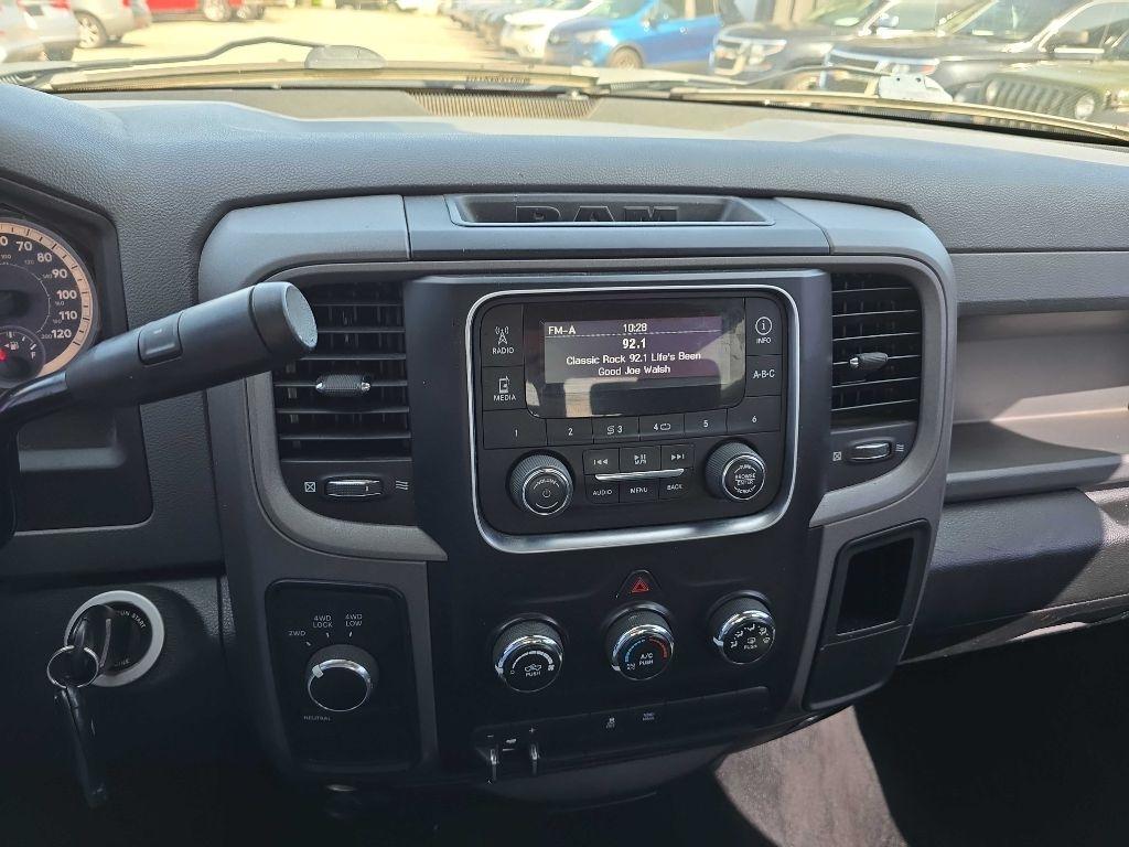 RAM 1500 4WD Crew Cab 140.5" ST 2015