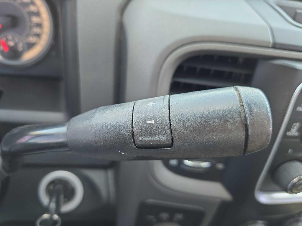 RAM 1500 4WD Crew Cab 140.5" ST 2015