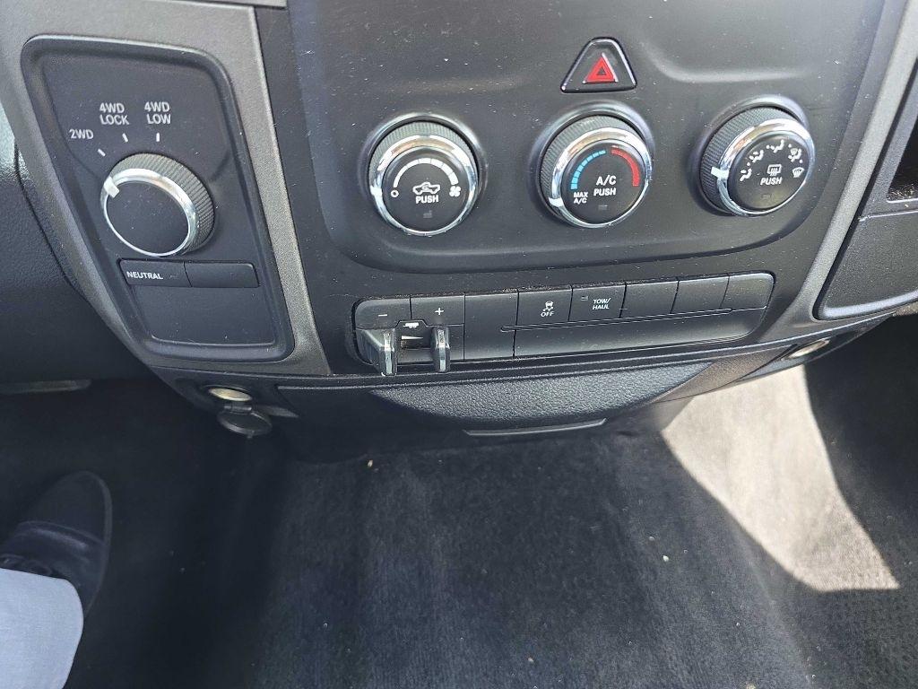 RAM 1500 4WD Crew Cab 140.5" ST 2015