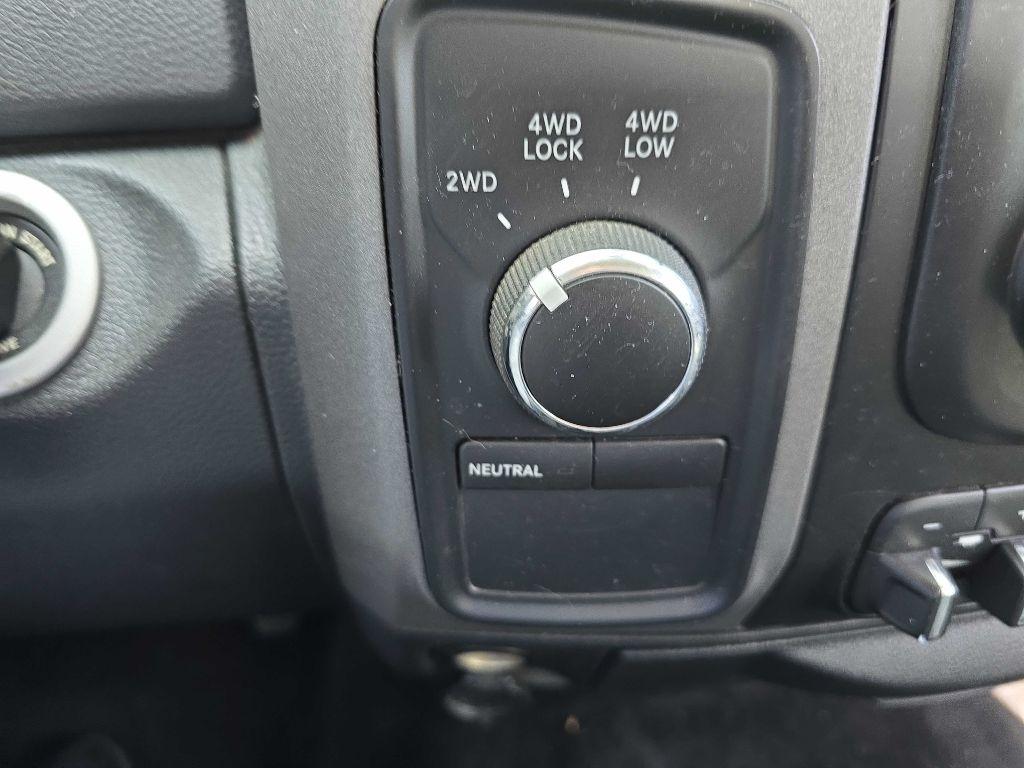 RAM 1500 4WD Crew Cab 140.5" ST 2015