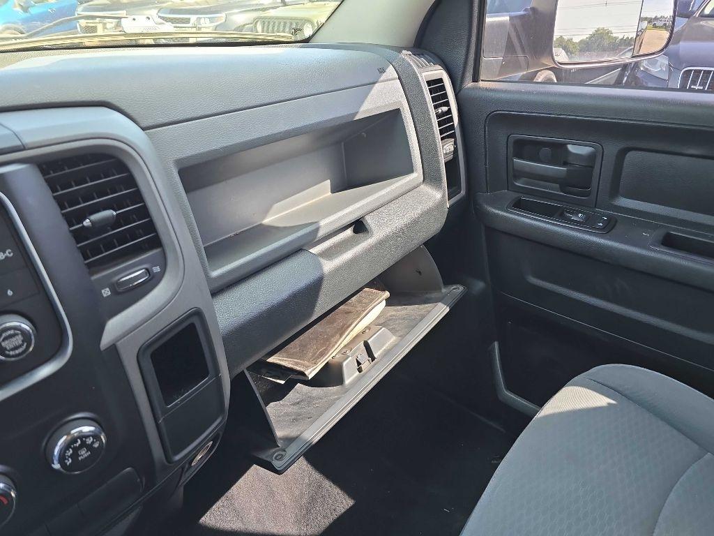 RAM 1500 4WD Crew Cab 140.5" ST 2015