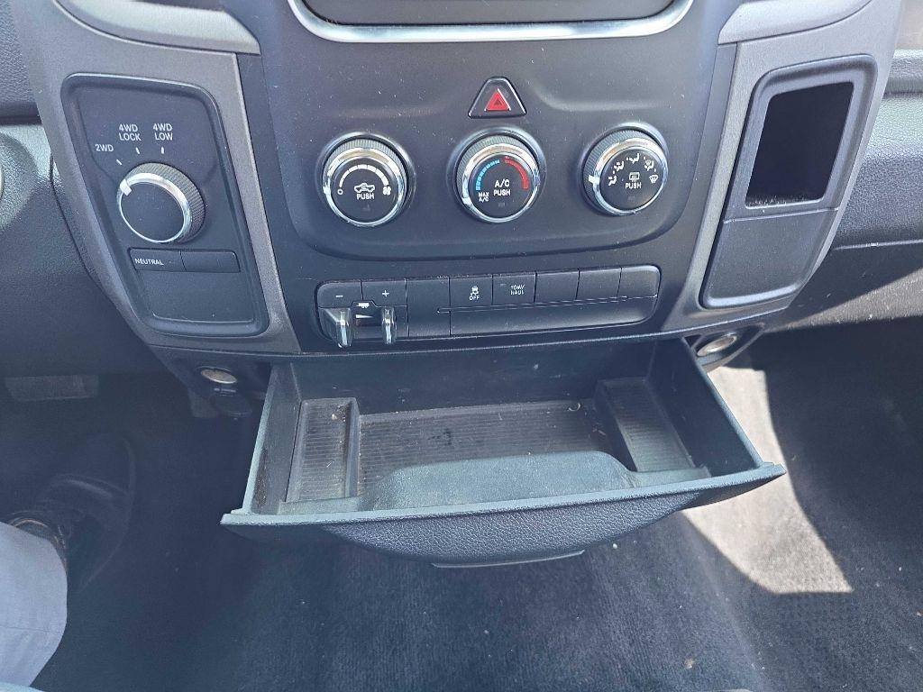 RAM 1500 4WD Crew Cab 140.5" ST 2015