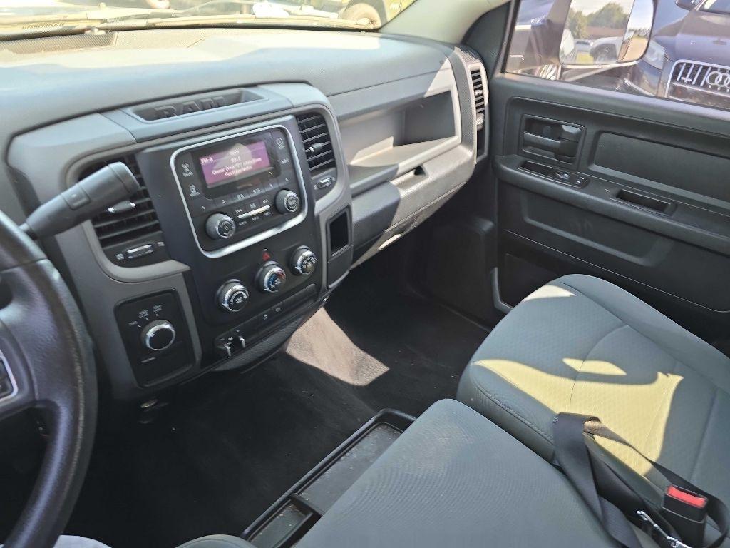 RAM 1500 4WD Crew Cab 140.5" ST 2015