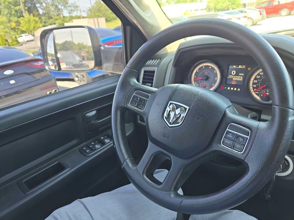 RAM 1500 4WD Crew Cab 140.5" ST 2015