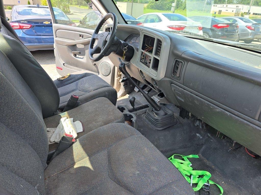 Chevrolet Silverado 1500 Reg Cab 119.0" WB 4WD Work Truck 2005
