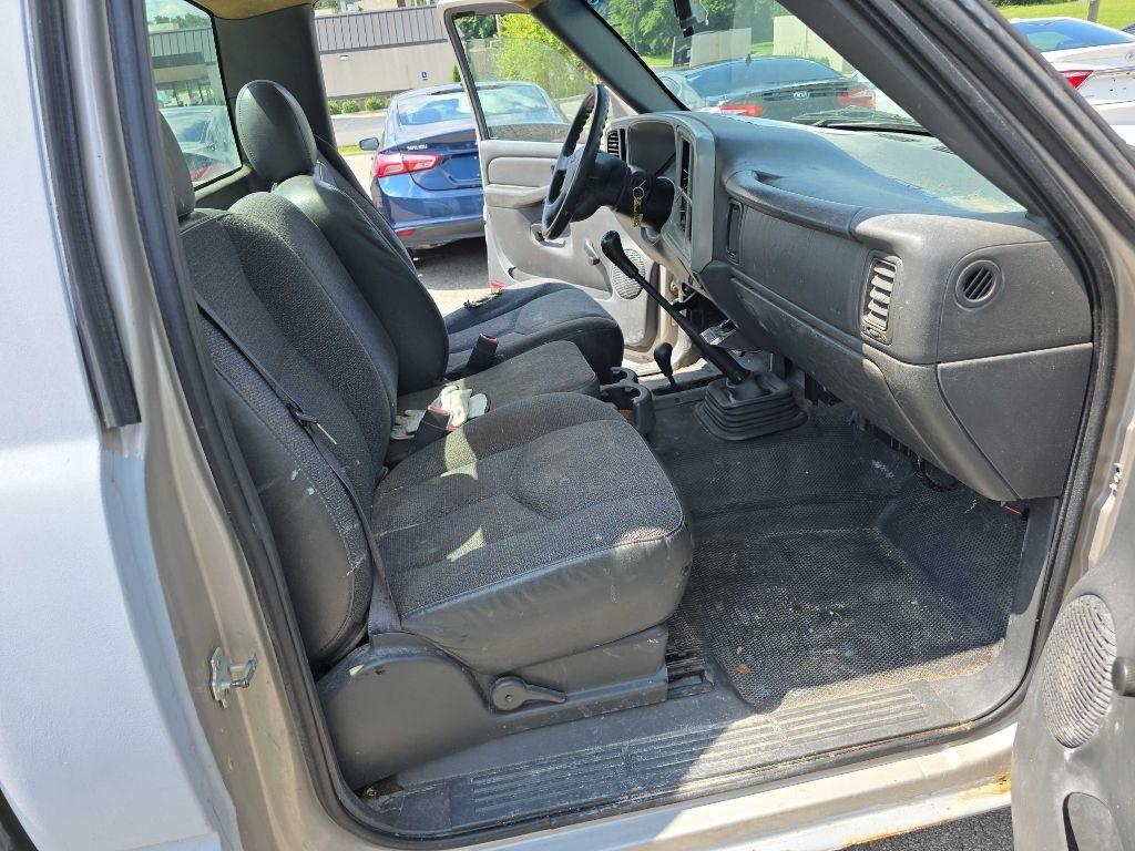 Chevrolet Silverado 1500 Reg Cab 119.0" WB 4WD Work Truck 2005
