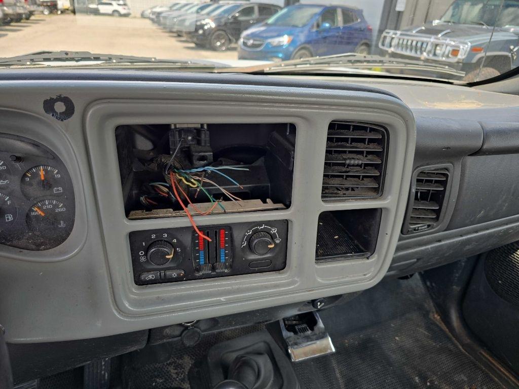 Chevrolet Silverado 1500 Reg Cab 119.0" WB 4WD Work Truck 2005