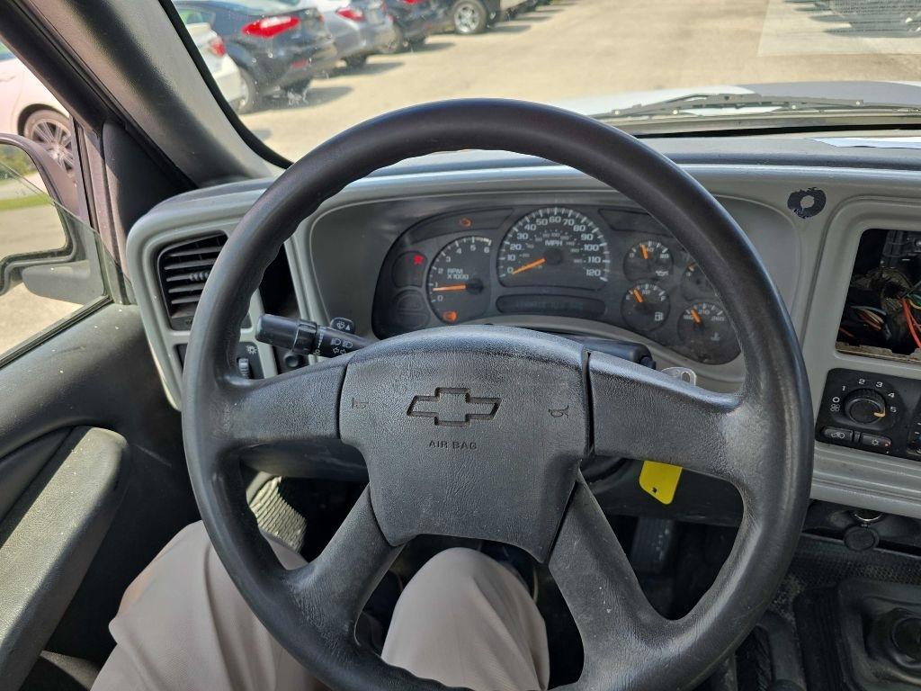 Chevrolet Silverado 1500 Reg Cab 119.0" WB 4WD Work Truck 2005