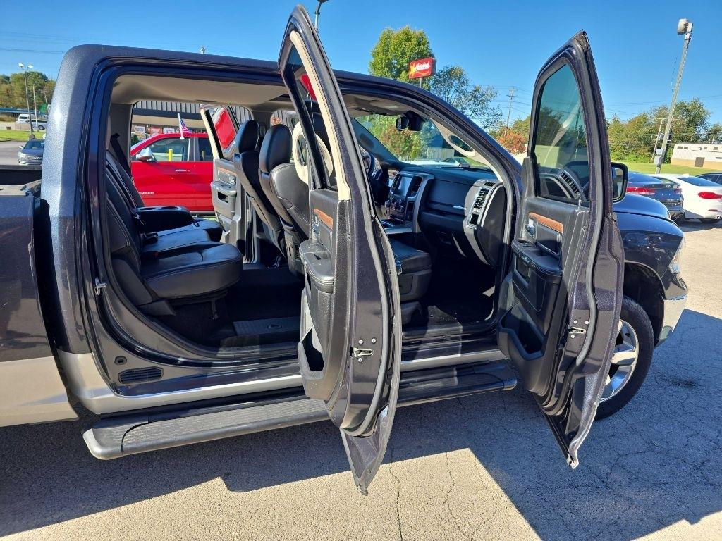 RAM 1500 4WD Crew Cab 140.5" Laramie 2016