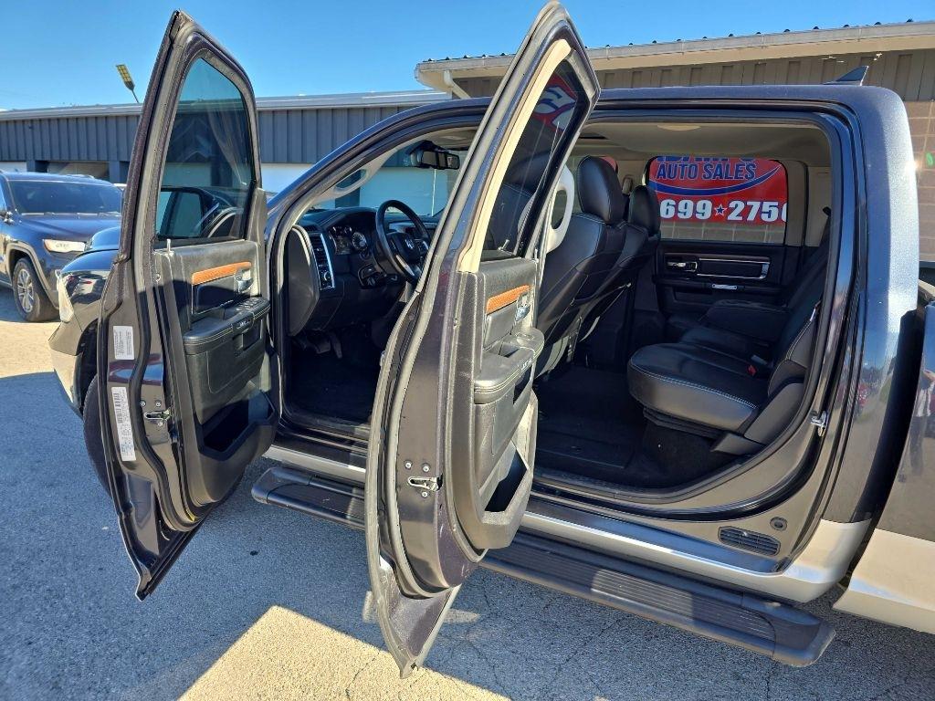 RAM 1500 4WD Crew Cab 140.5" Laramie 2016