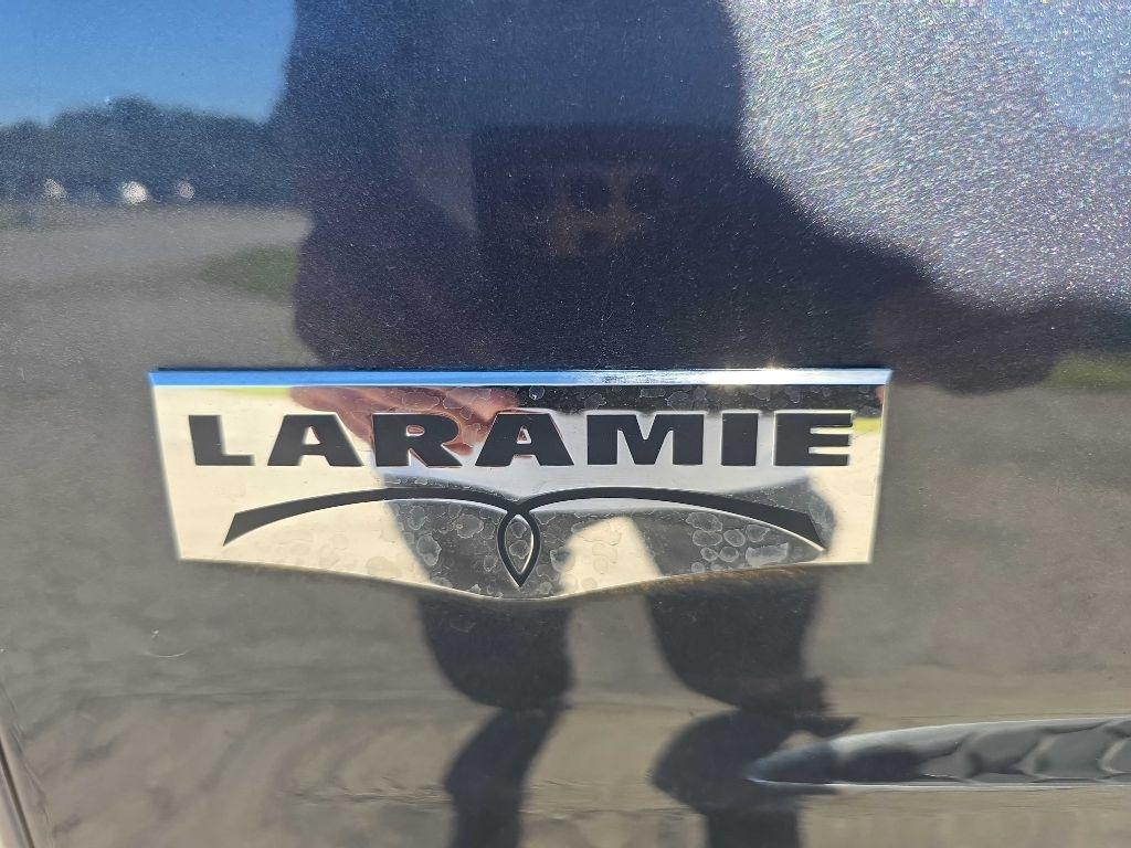 RAM 1500 4WD Crew Cab 140.5" Laramie 2016