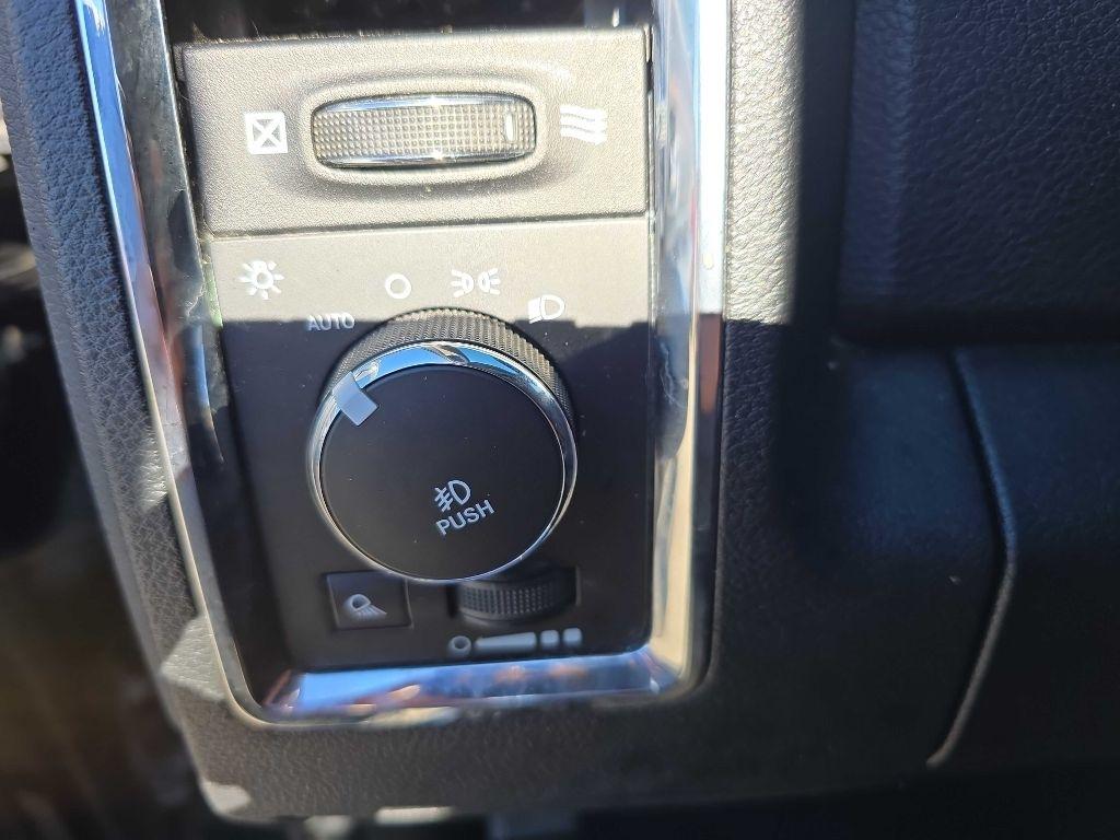 RAM 1500 4WD Crew Cab 140.5" Laramie 2016