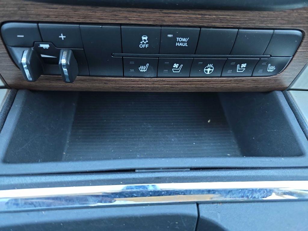 RAM 1500 4WD Crew Cab 140.5" Laramie 2016