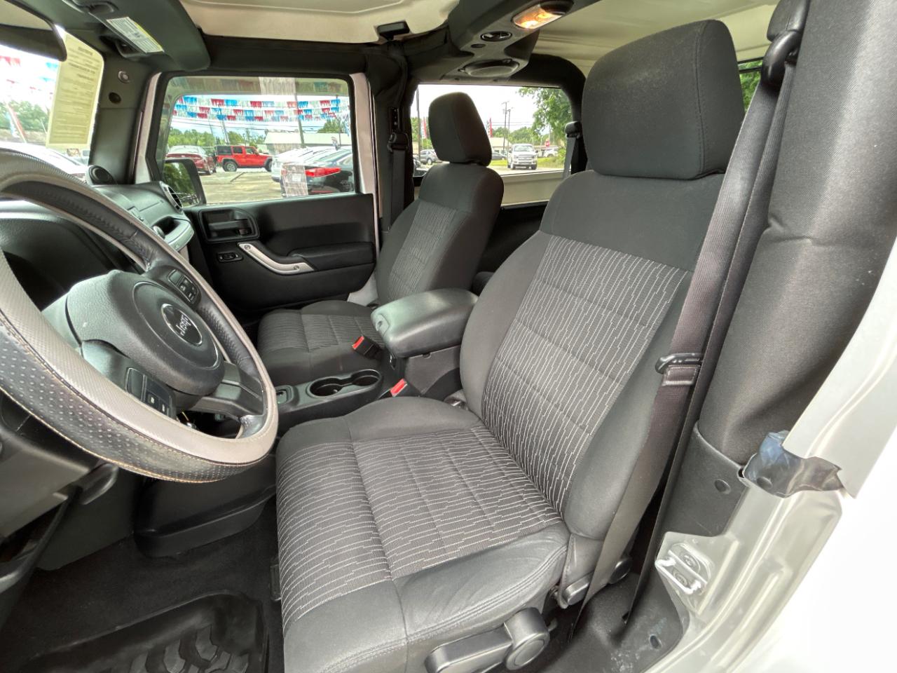 Jeep Wrangler 4WD 2dr Sahara 2011