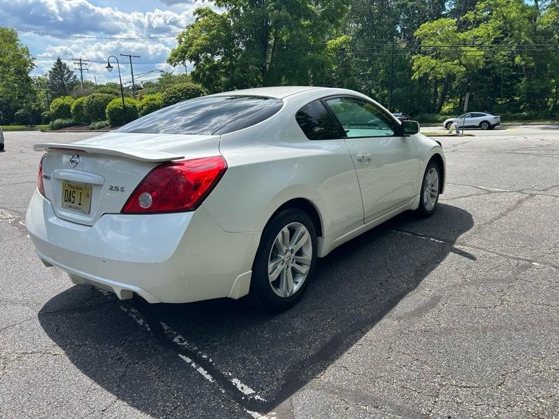 Nissan Altima 2.5 S 6M/T Coupe 2010