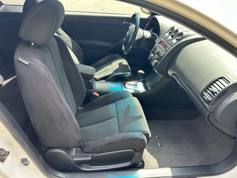 Nissan Altima 2.5 S 6M/T Coupe 2010