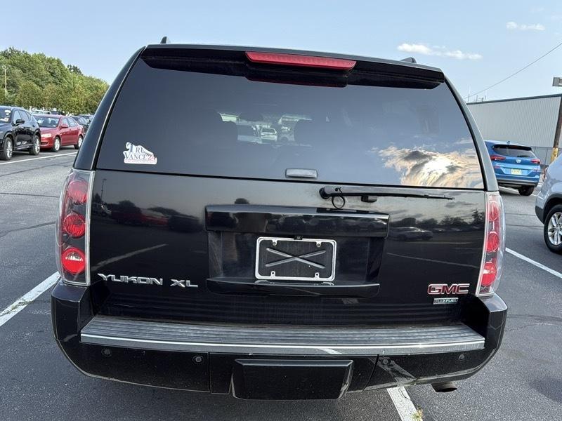 GMC Yukon Denali XL 4WD 2011