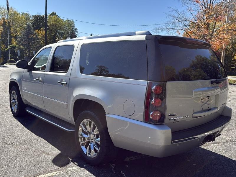 GMC Yukon Denali XL 4WD 2011