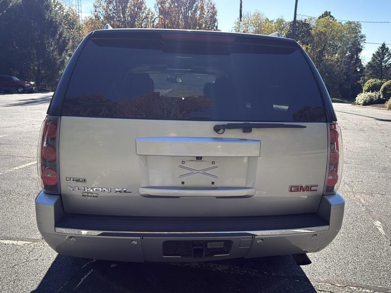 GMC Yukon Denali XL 4WD 2011
