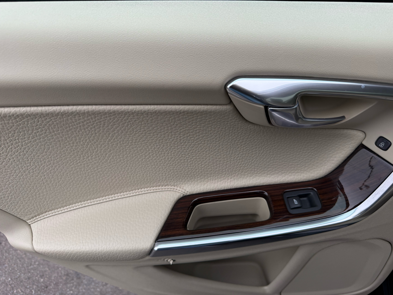 Volvo S60 FWD 4dr Sdn T5 2012