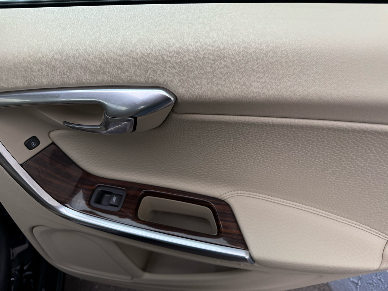 Volvo S60 FWD 4dr Sdn T5 2012