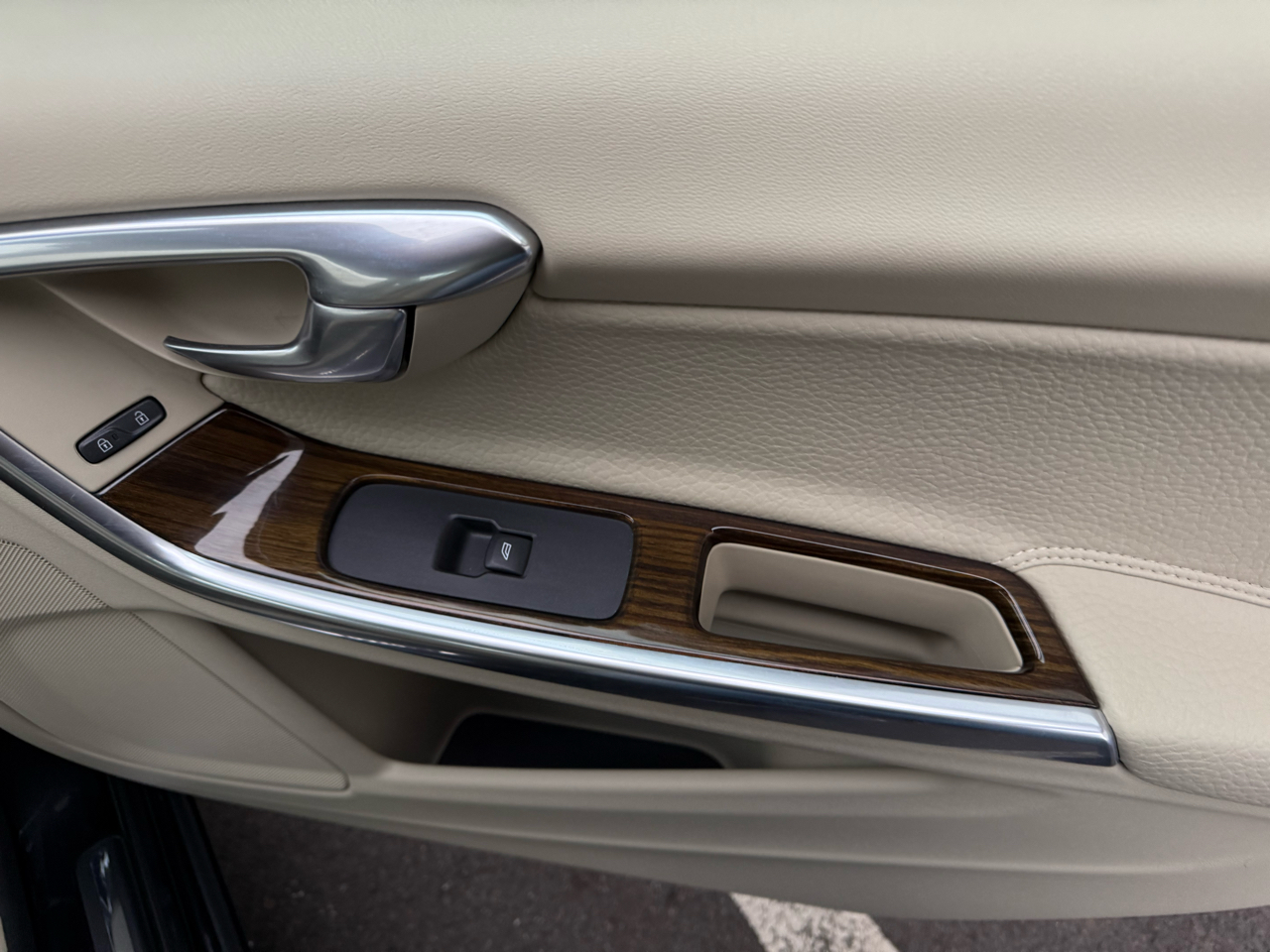 Volvo S60 FWD 4dr Sdn T5 2012