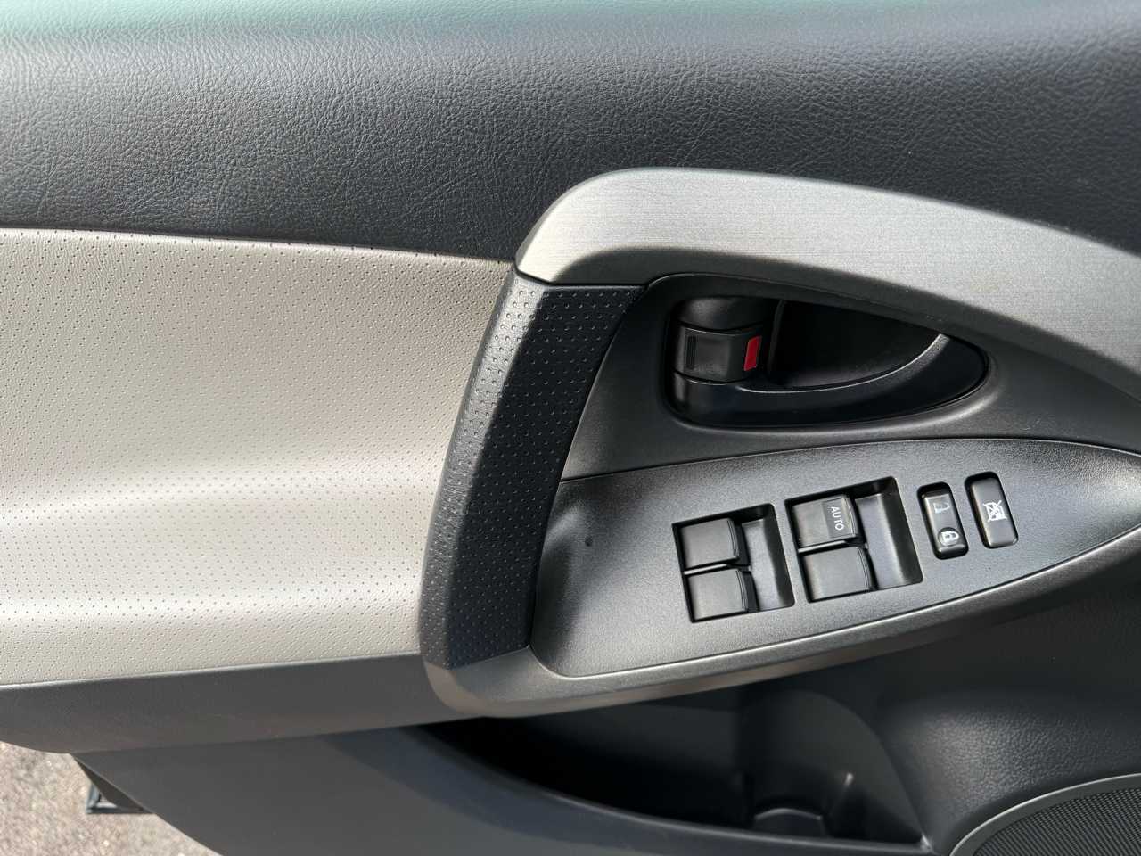 Toyota RAV4 4WD 4dr I4 Limited (Natl) 2012