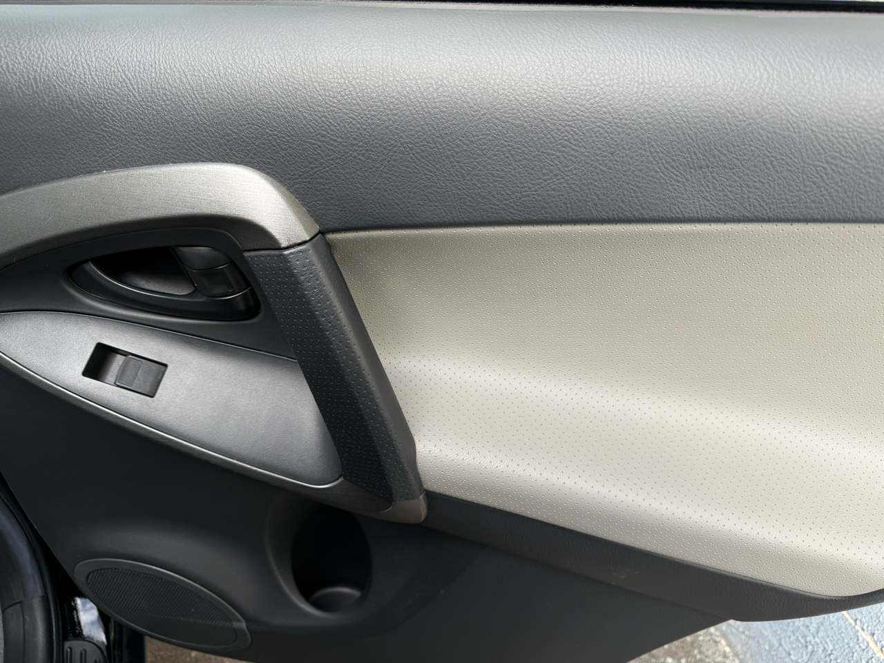 Toyota RAV4 4WD 4dr I4 Limited (Natl) 2012