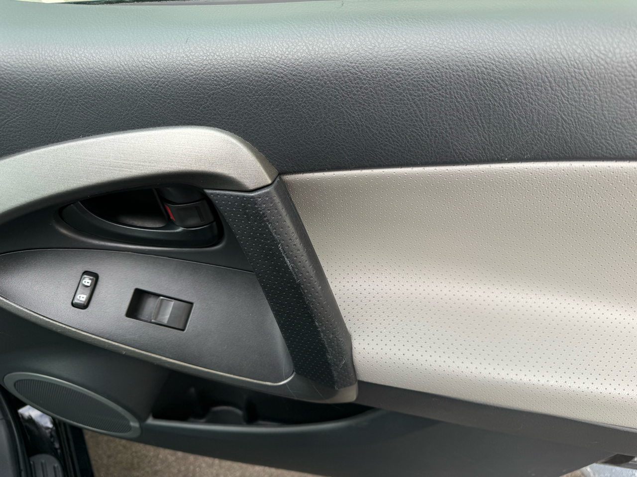 Toyota RAV4 4WD 4dr I4 Limited (Natl) 2012