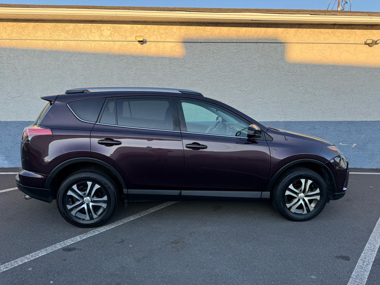 Toyota RAV4 LE AWD (Natl) 2018