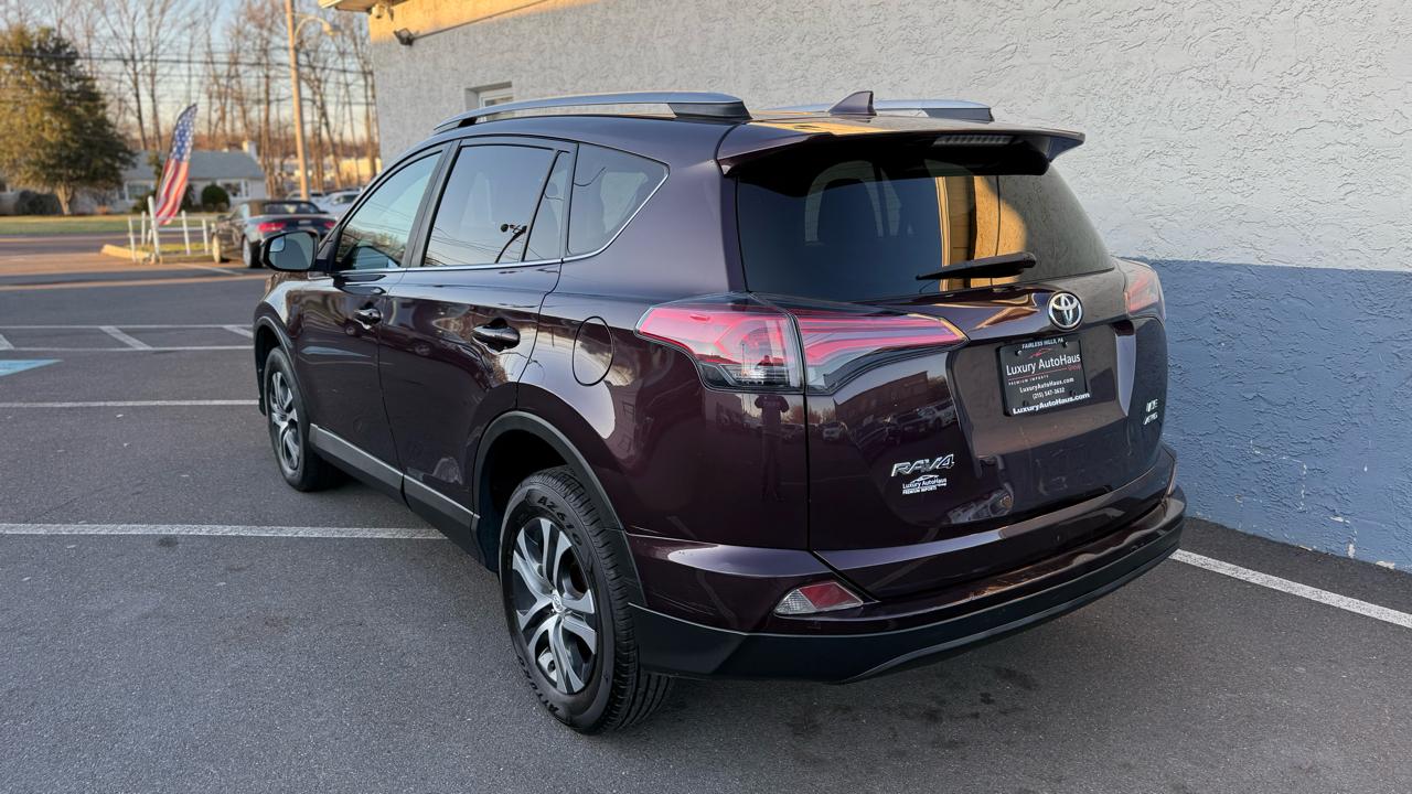 Toyota RAV4 LE AWD (Natl) 2018