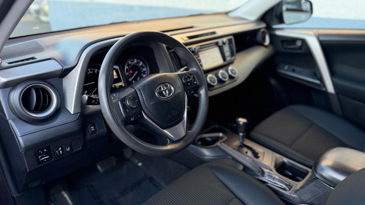 Toyota RAV4 LE AWD (Natl) 2018