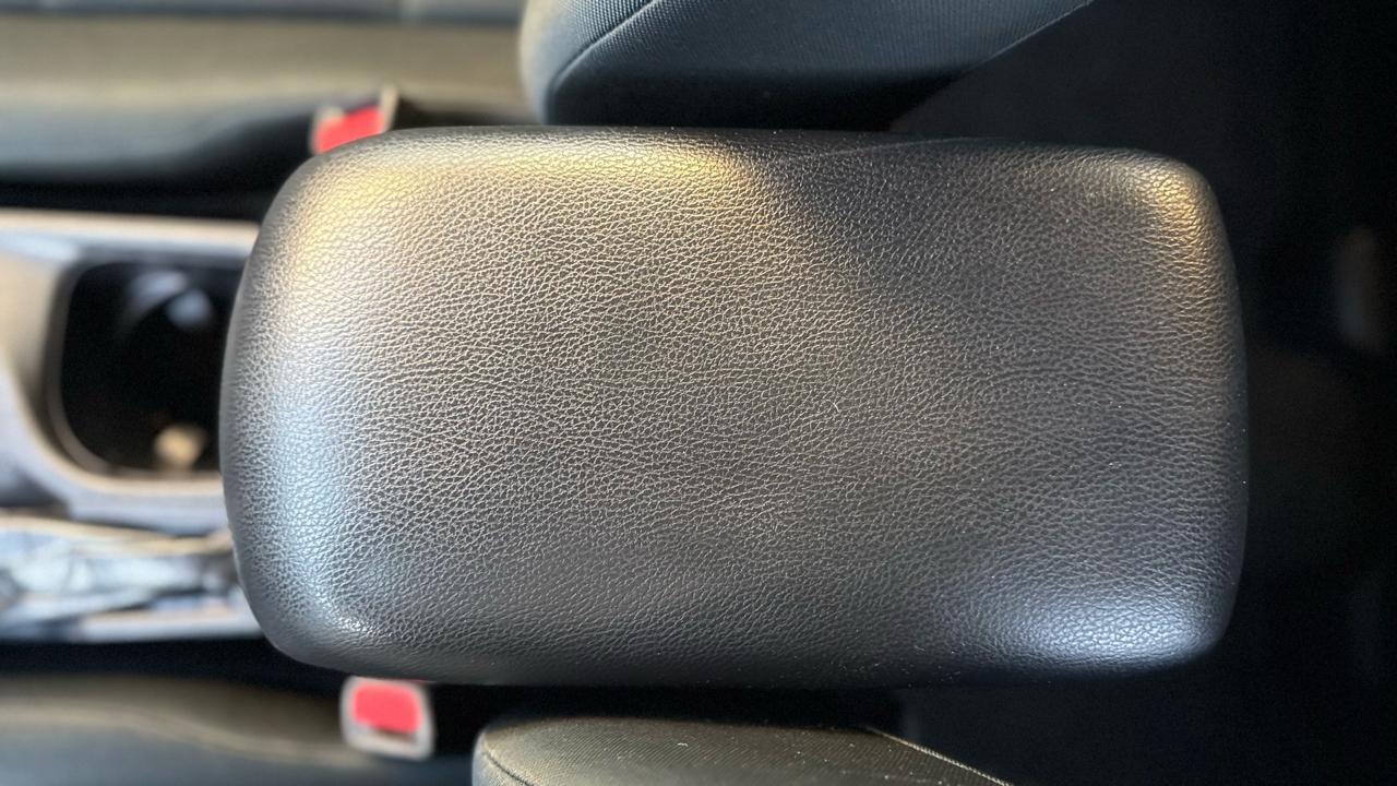 Toyota RAV4 LE AWD (Natl) 2018