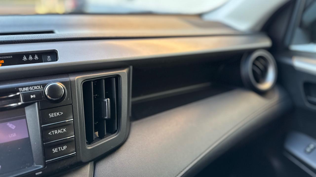 Toyota RAV4 LE AWD (Natl) 2018