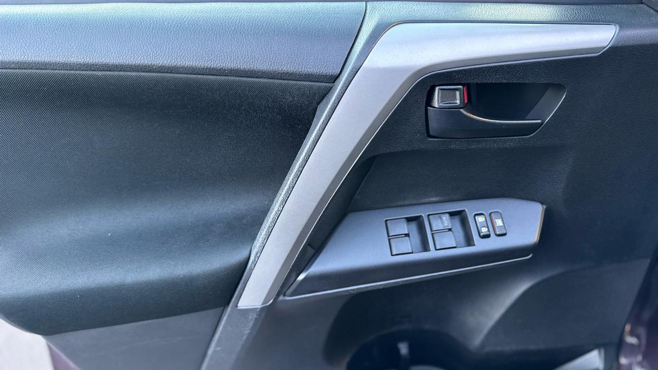 Toyota RAV4 LE AWD (Natl) 2018