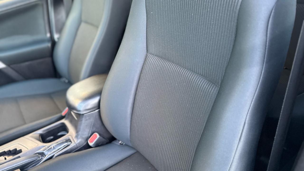 Toyota RAV4 LE AWD (Natl) 2018