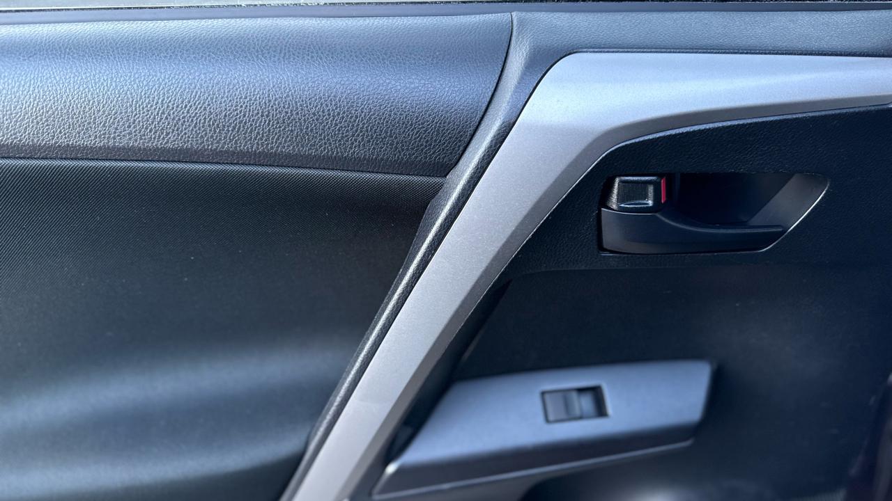 Toyota RAV4 LE AWD (Natl) 2018