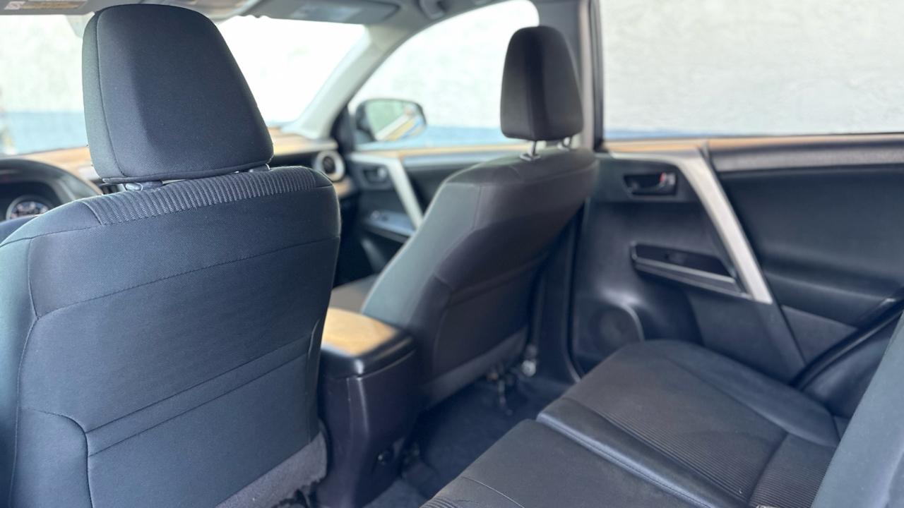 Toyota RAV4 LE AWD (Natl) 2018