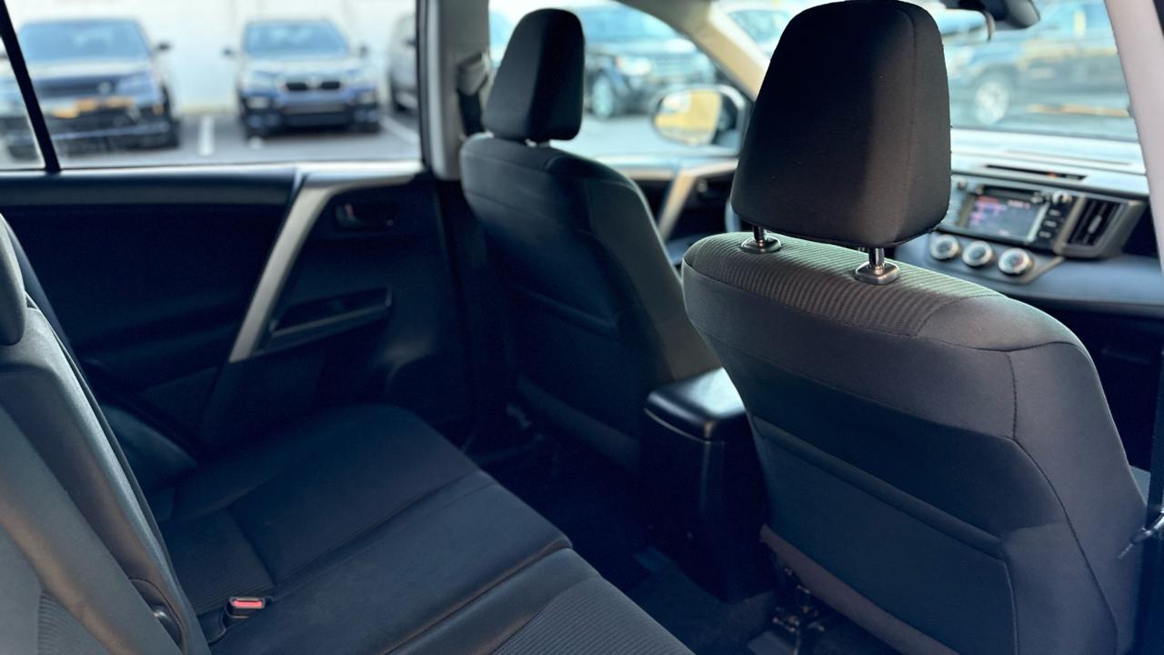 Toyota RAV4 LE AWD (Natl) 2018