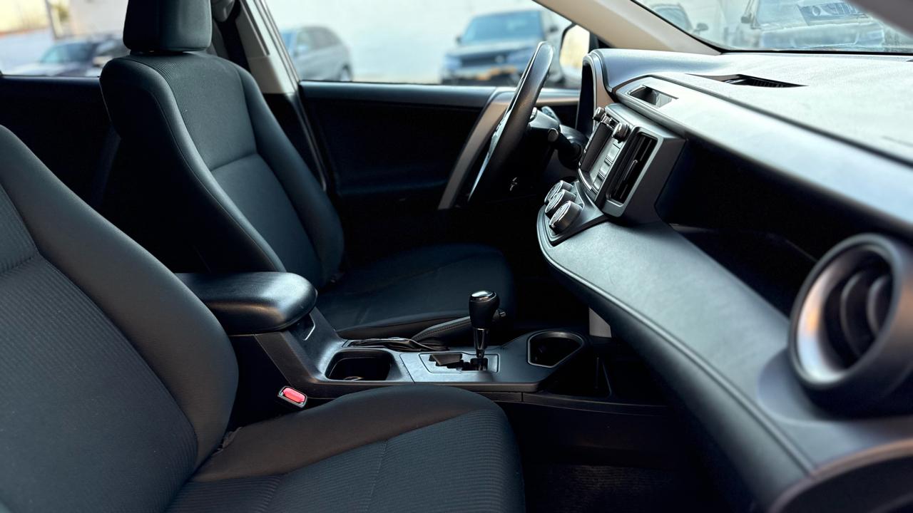 Toyota RAV4 LE AWD (Natl) 2018