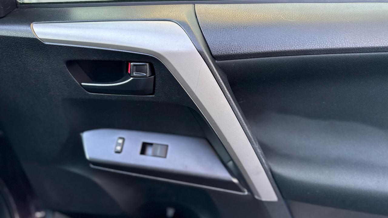 Toyota RAV4 LE AWD (Natl) 2018