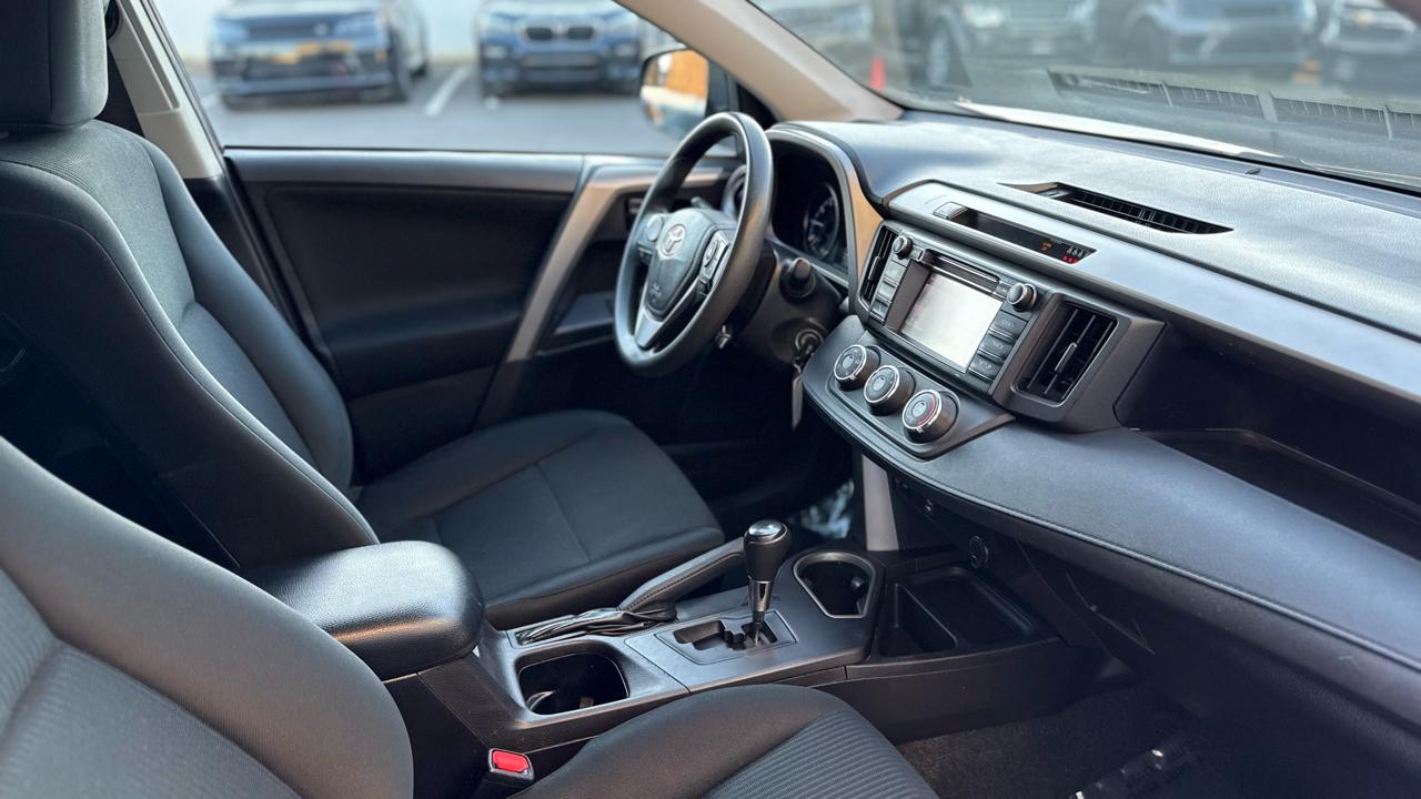 Toyota RAV4 LE AWD (Natl) 2018