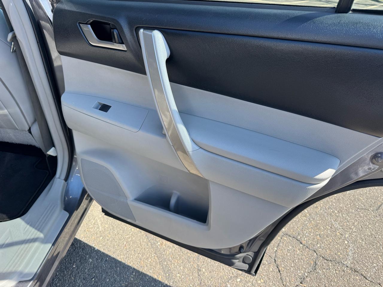 Toyota Highlander 4WD 4dr V6 (Natl) 2013