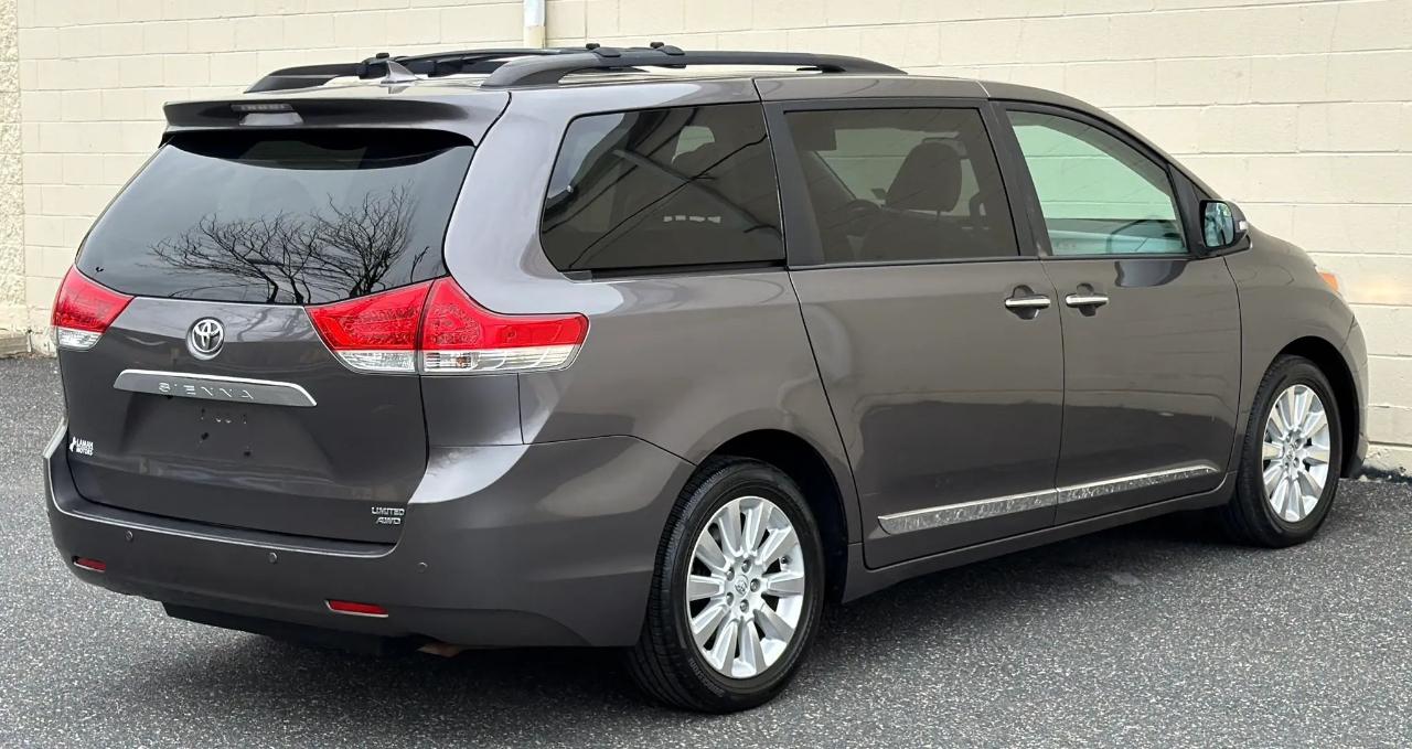 Toyota Sienna 5dr 7-Pass Van V6 Ltd AWD (Natl) 2013