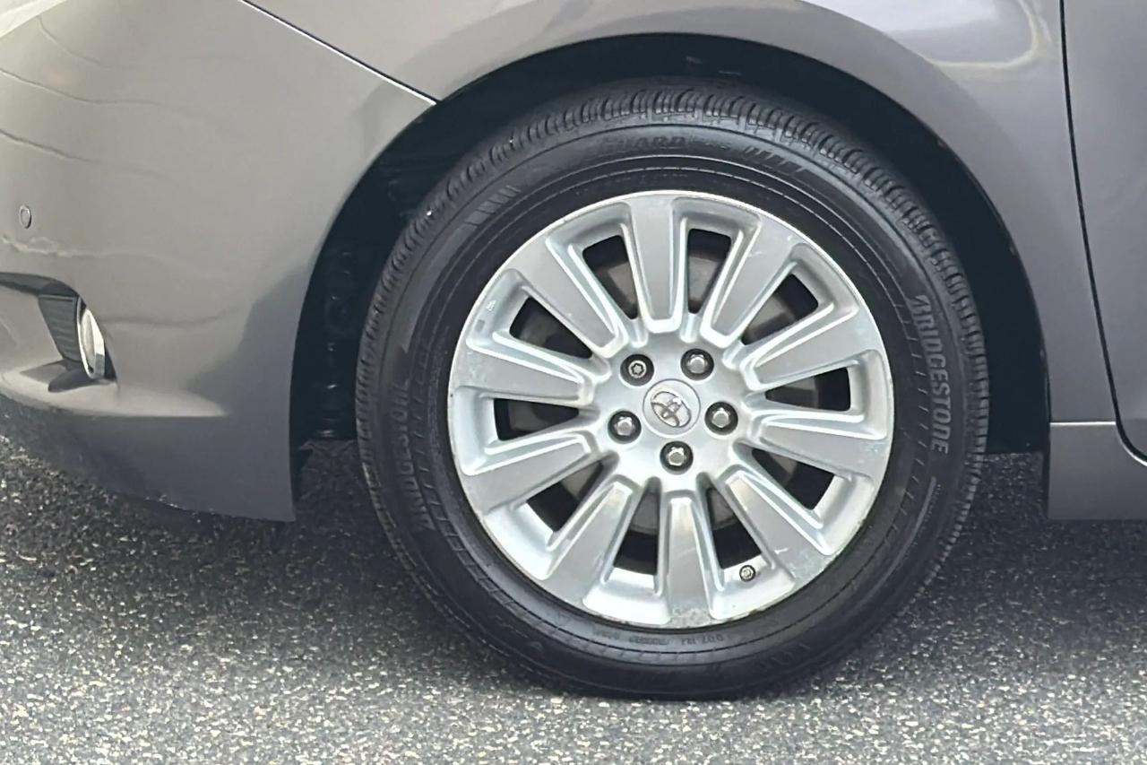 Toyota Sienna 5dr 7-Pass Van V6 Ltd AWD (Natl) 2013