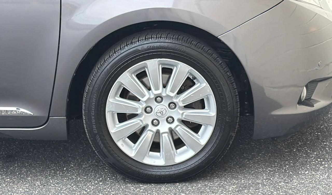 Toyota Sienna 5dr 7-Pass Van V6 Ltd AWD (Natl) 2013